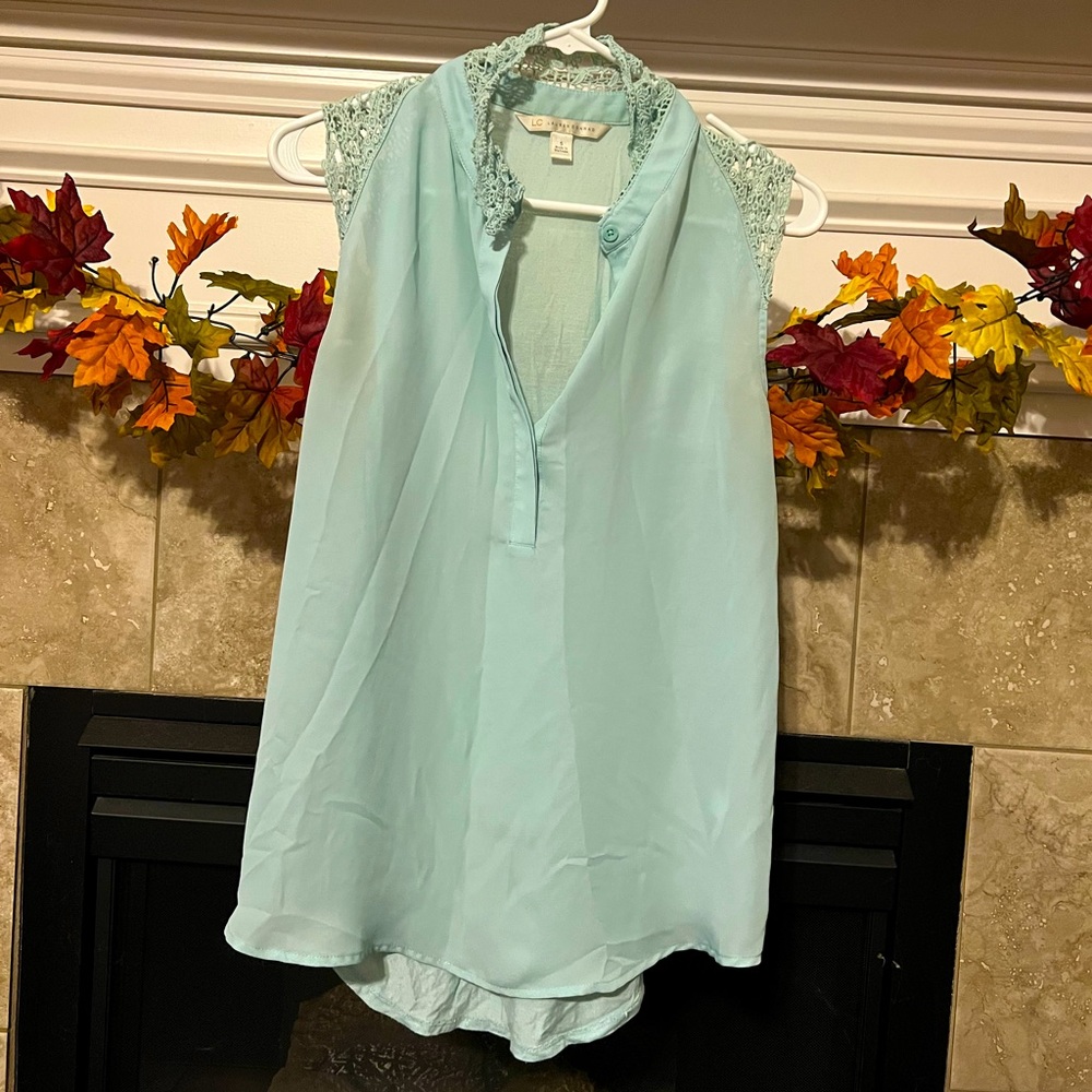 Minty blue lace collar tank